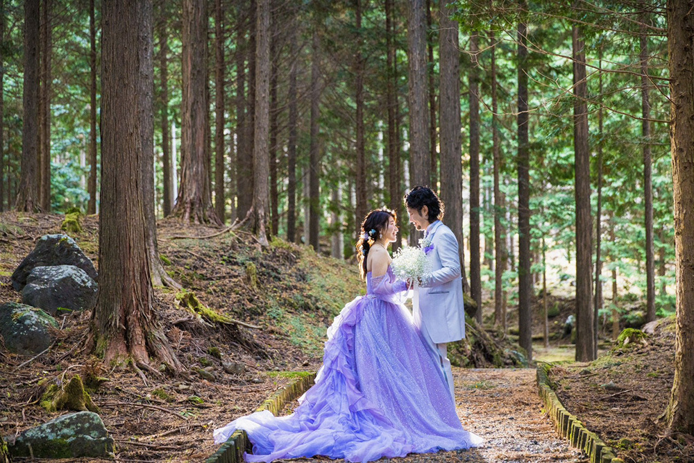 静岡フォトウエディングのフィーノスタイルで撮影した、ひのきの森のフォトウエディング画像16