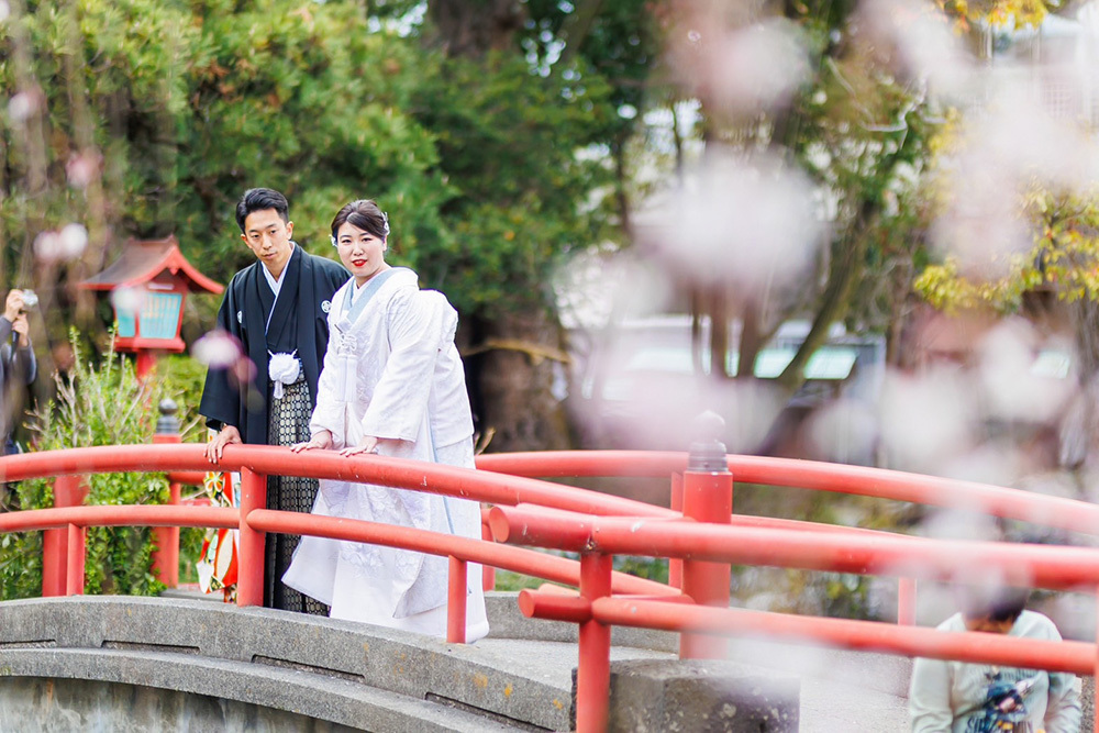 静岡フォトウエディングのフィーノスタイルで撮影した三嶋大社の新郎新婦