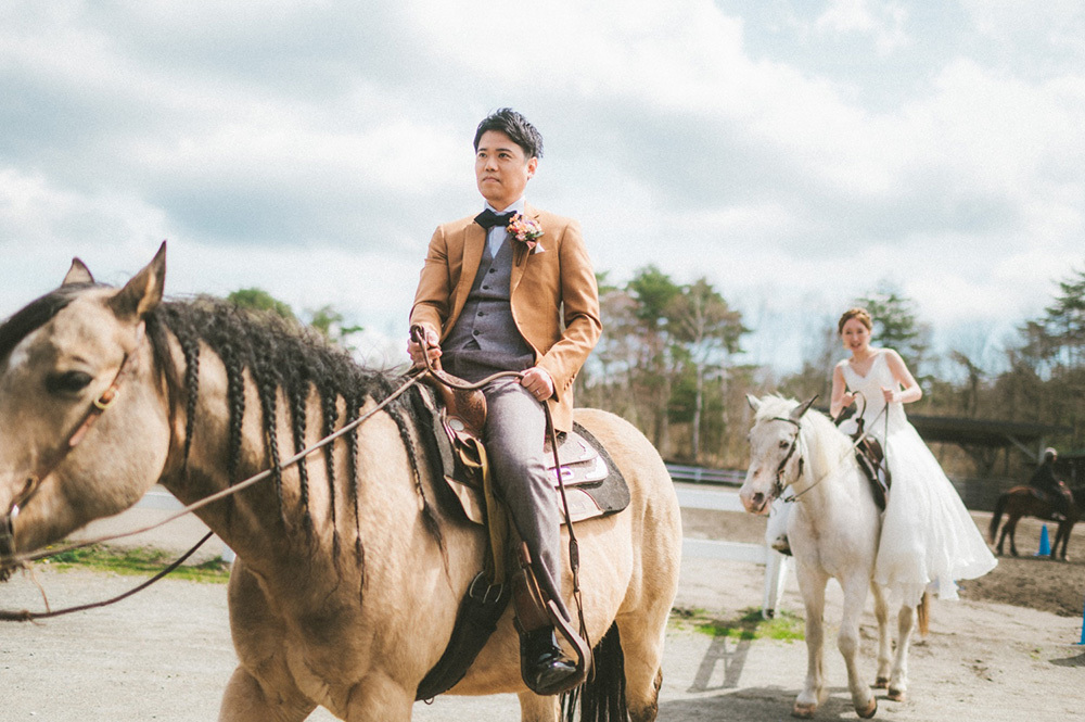 静岡フォトウエディングのフィーノスタイルで撮影した乗馬のウエディングフォト