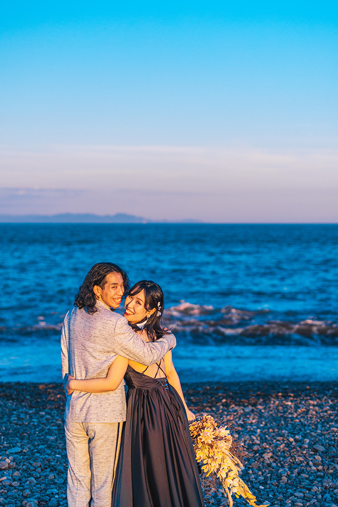 静岡フォトウエディングのフィーノスタイルで撮影した海フォトの新郎新婦