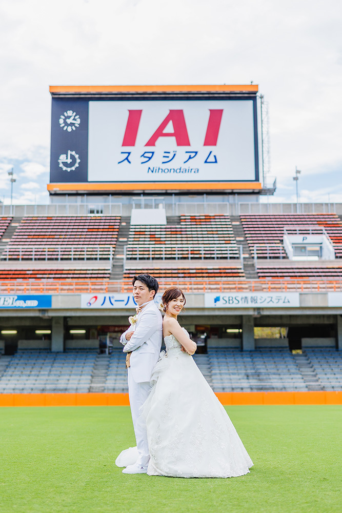静岡フォトウエディングのフィーノスタイルで撮影したIAIスタジアムの新郎新婦