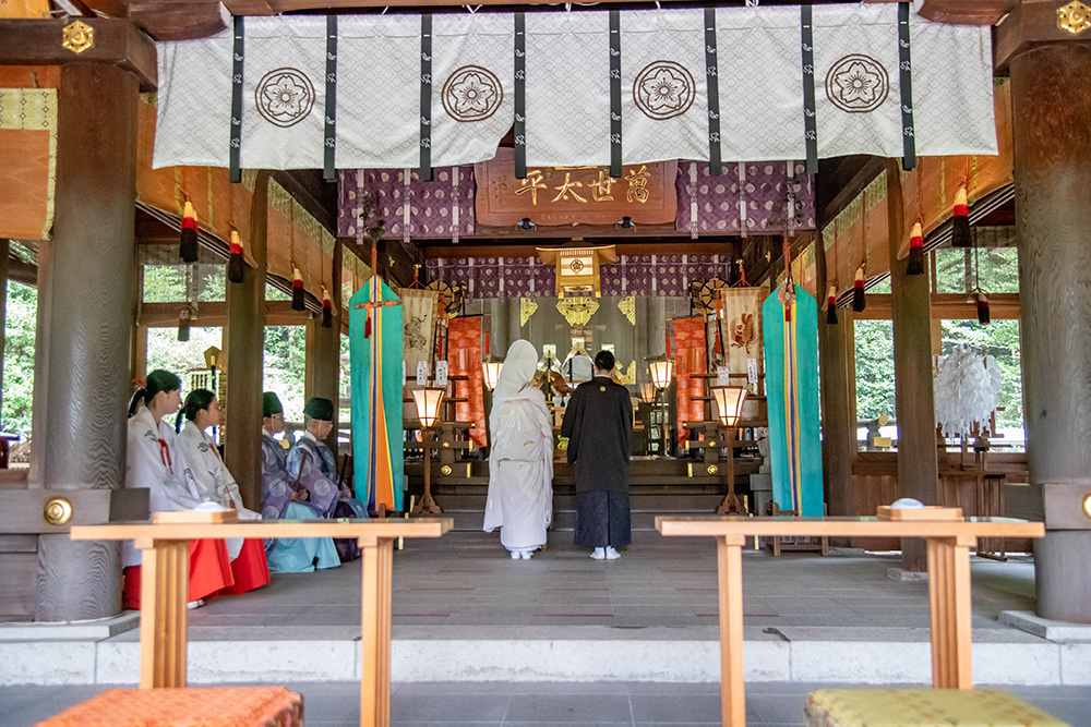 静岡フォトウエディングの静岡護国神社の新郎新婦