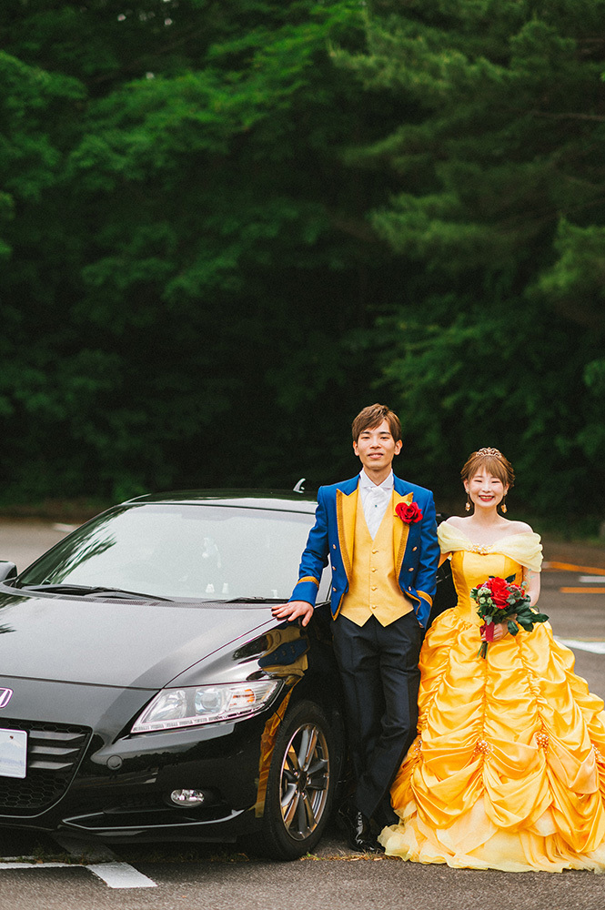 静岡フォトウエディングのフィーノスタイルで撮影した愛車と一緒の新郎新婦