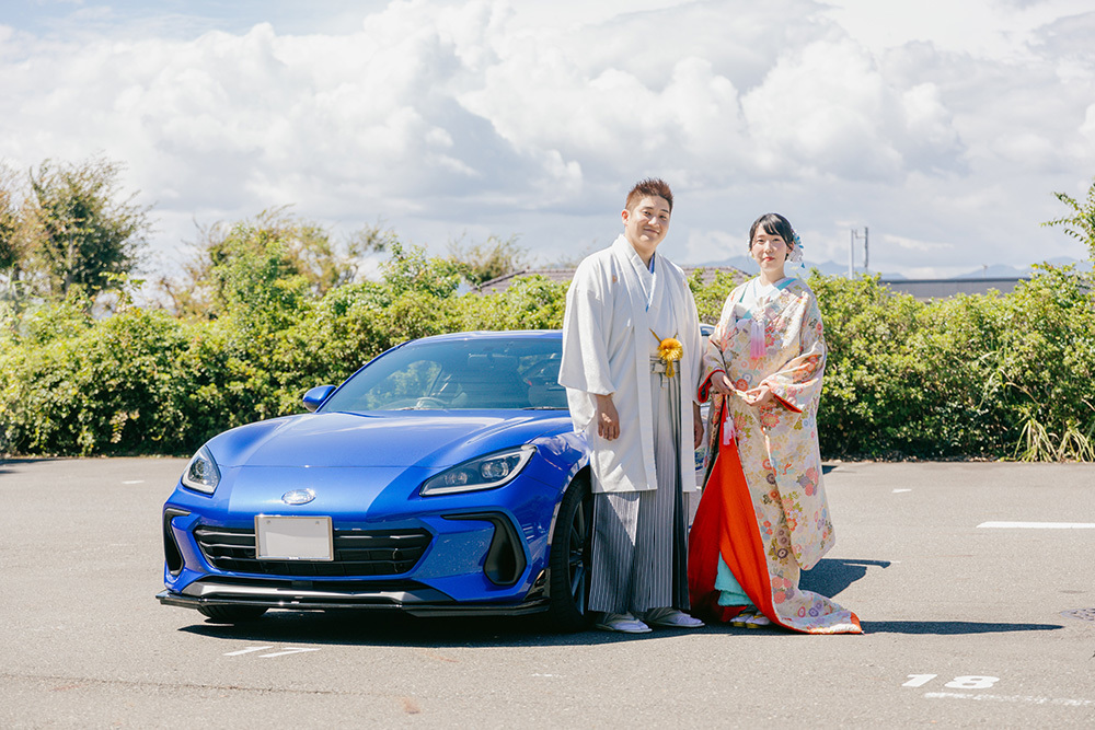 静岡フォトウエディングのフィーノスタイルで撮影した愛車と一緒の新郎新婦