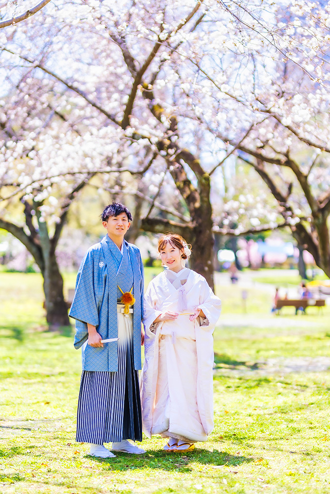 静岡フォトウエディングのフィーノスタイルで撮影した駿府城公園を桜で楽しむ新郎新婦