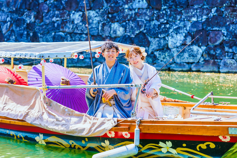 静岡フォトウエディングのフィーノスタイルで撮影した駿府城公園・葵舟を桜と釣りで楽しむ新郎新婦