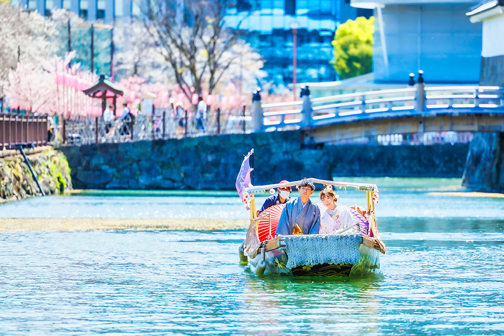 静岡フォトウエディングのフィーノスタイルで撮影した駿府城公園・葵舟を桜で楽しむ新郎新婦
