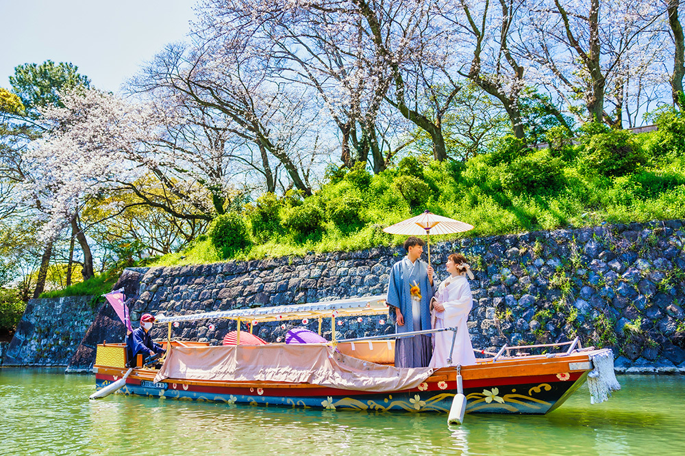 静岡フォトウエディングのフィーノスタイルで撮影した駿府城公園・葵舟を桜で楽しむ新郎新婦