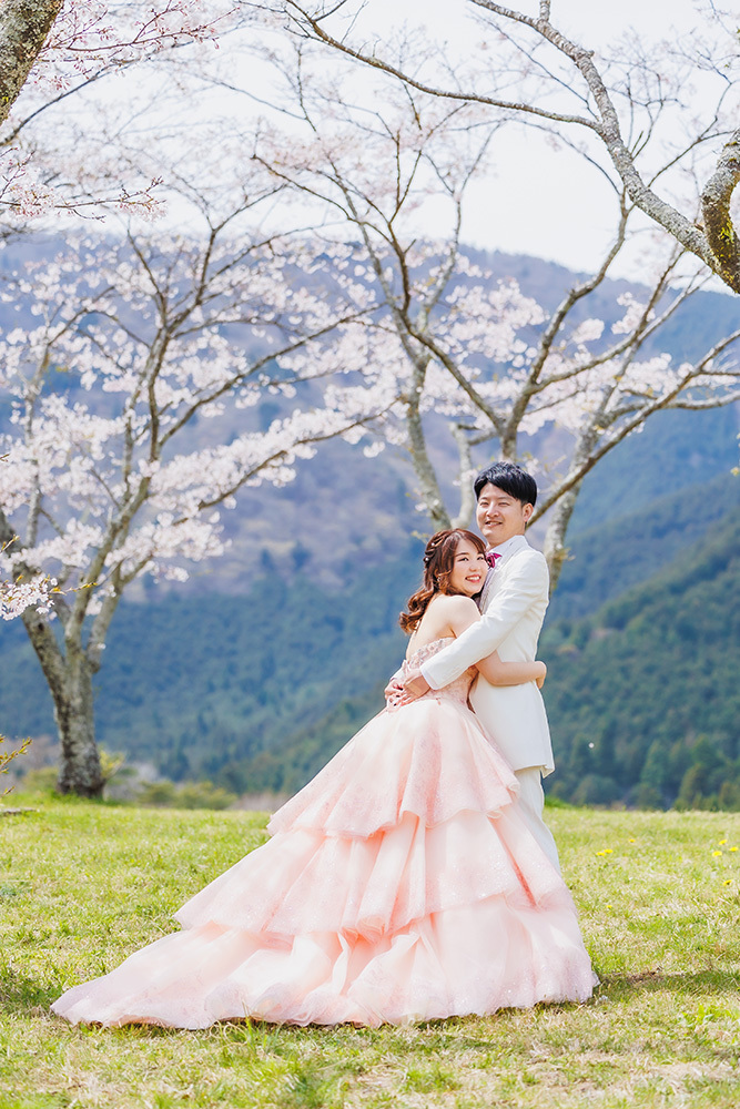 静岡フォトウエディングのフィーノスタイルで撮影した桜と新郎新婦