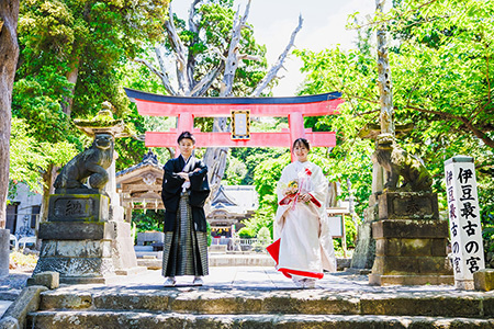 静岡フォトウエディングのフィーノスタイルで撮影した白浜神社の新郎新婦