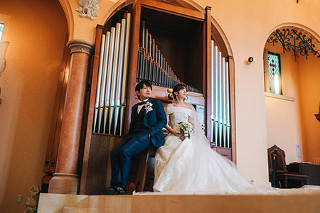 静岡フォトウエディングのフィーノスタイルで撮影したチャペルの新郎新婦のおしゃれなウエディングフォト