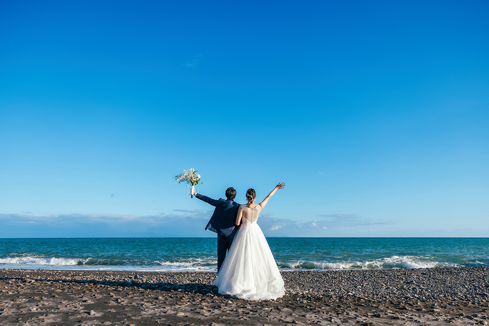 静岡フォトウエディングのフィーノスタイルで撮影した海フォトの新郎新婦