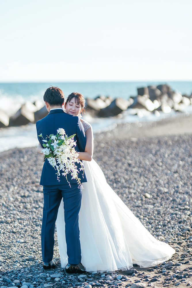 静岡フォトウエディングのフィーノスタイルで撮影した海フォトの新郎新婦