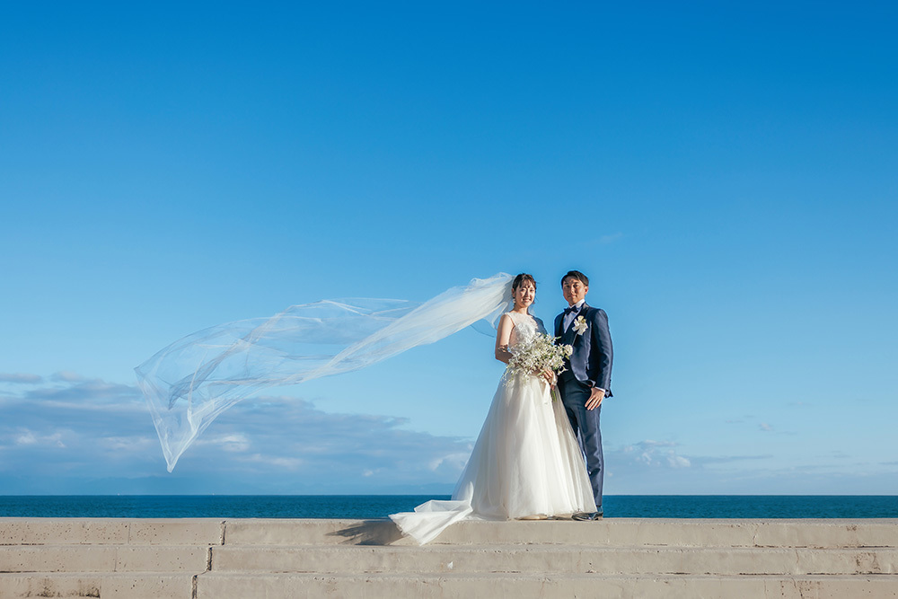 静岡フォトウエディングのフィーノスタイルで撮影した海フォトの新郎新婦