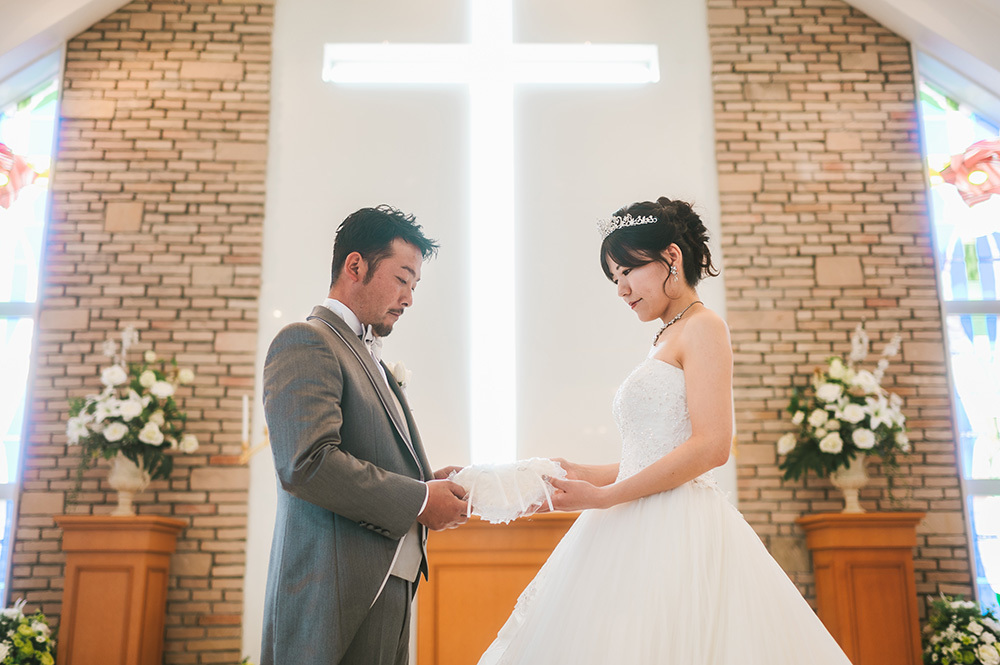 静岡フォトウエディングのフィーノスタイルで撮影したチャペルの新郎新婦の記念写真撮影