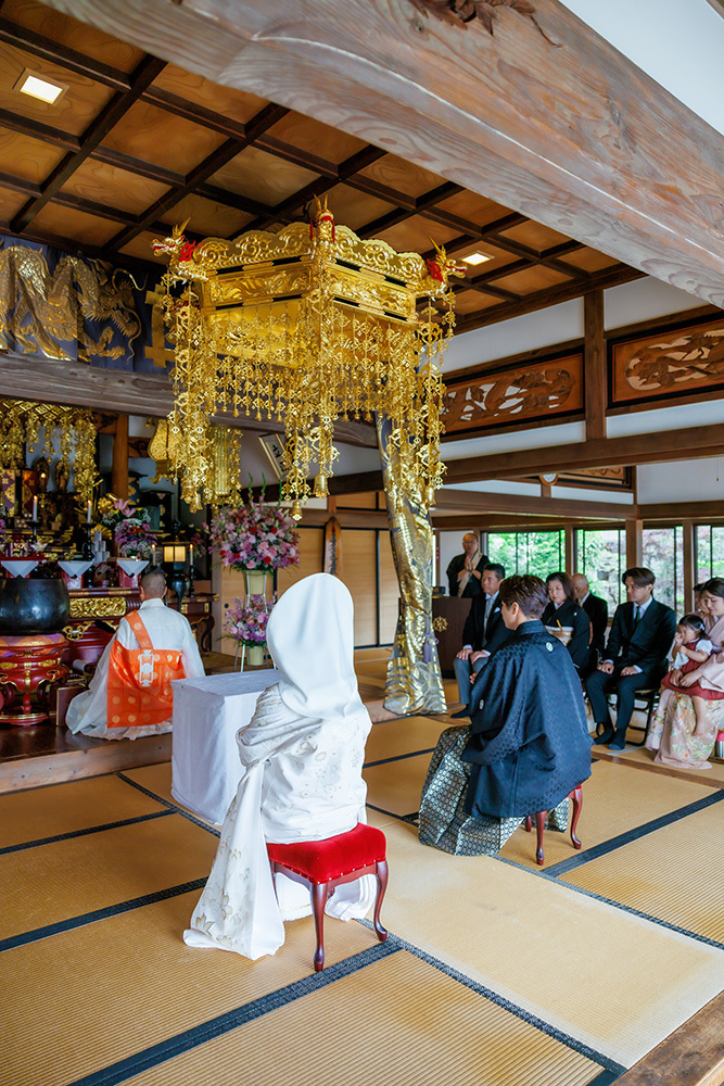 静岡フォトウエディングのフィーノスタイルで撮影した仏前結婚式の新郎新婦の記念写真撮影