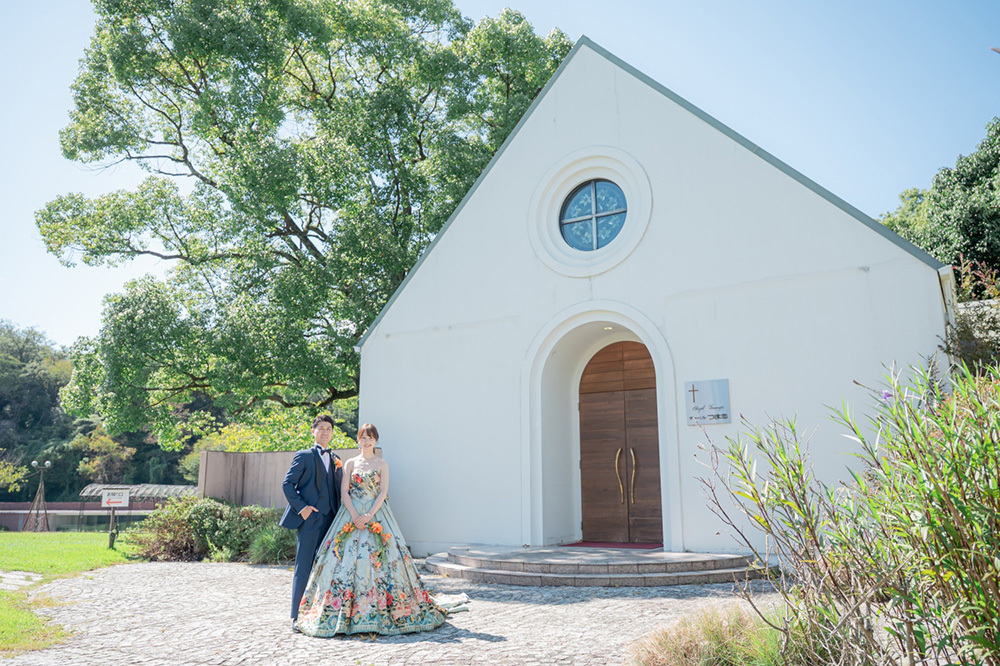 静岡フォトウエディングのフィーノスタイルで撮影したチャペルの新郎新婦のおしゃれなウエディングフォト