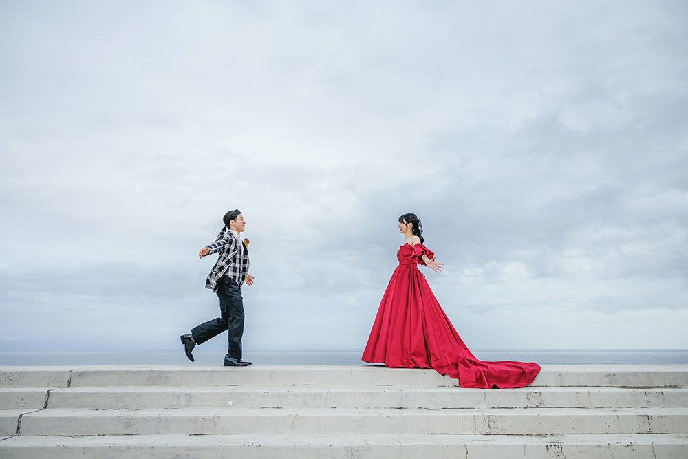 静岡フォトウエディングのフィーノスタイルで撮影した海フォトの新郎新婦