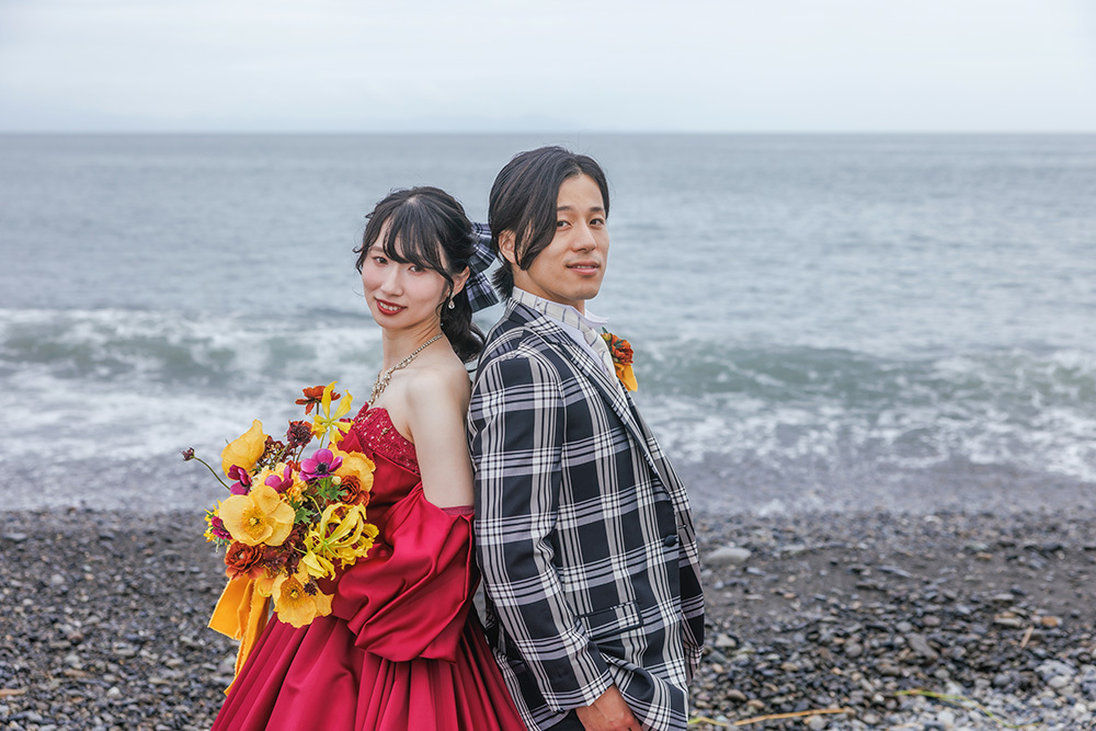 静岡フォトウエディングのフィーノスタイルで撮影した海フォトの新郎新婦