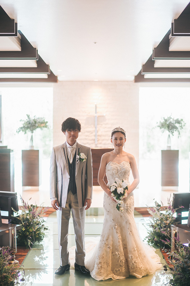 静岡フォトウエディングのフィーノスタイルで撮影したチャペルの新郎新婦のおしゃれなウエディングフォト