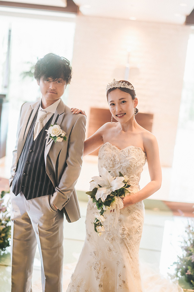 静岡フォトウエディングのフィーノスタイルで撮影したチャペルの新郎新婦のおしゃれなウエディングフォト