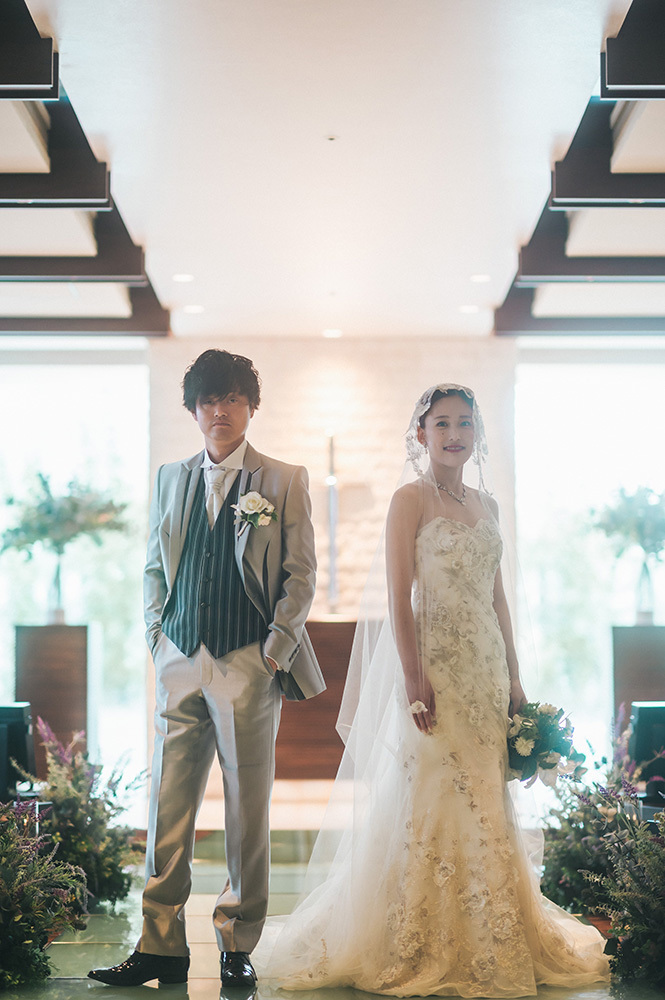 静岡フォトウエディングのフィーノスタイルで撮影したチャペルの新郎新婦のおしゃれなウエディングフォト