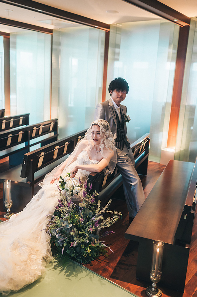静岡フォトウエディングのフィーノスタイルで撮影したチャペルの新郎新婦のおしゃれなウエディングフォト