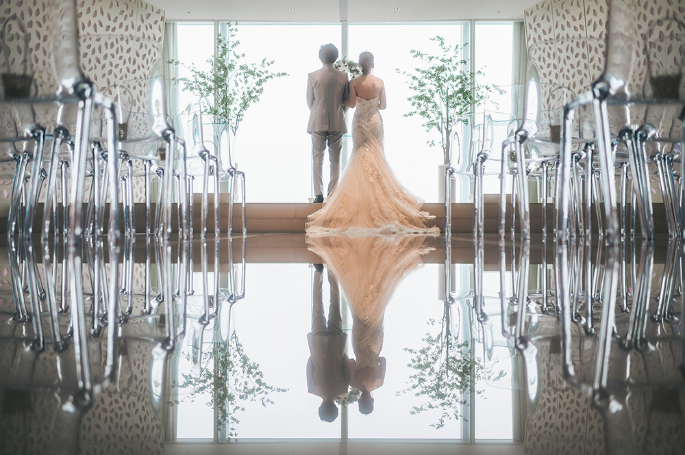 静岡フォトウエディングのフィーノスタイルで撮影したチャペルの新郎新婦のおしゃれなウエディングフォト