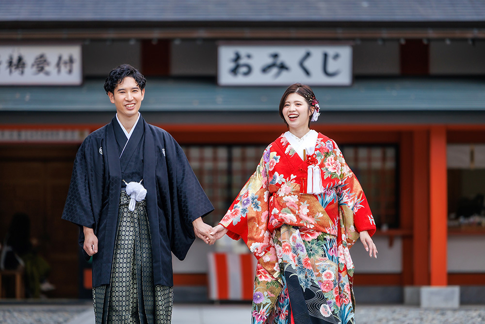 静岡フォトウエディングのフィーノスタイルで撮影した富士宮浅間大社の新郎新婦の記念写真撮影