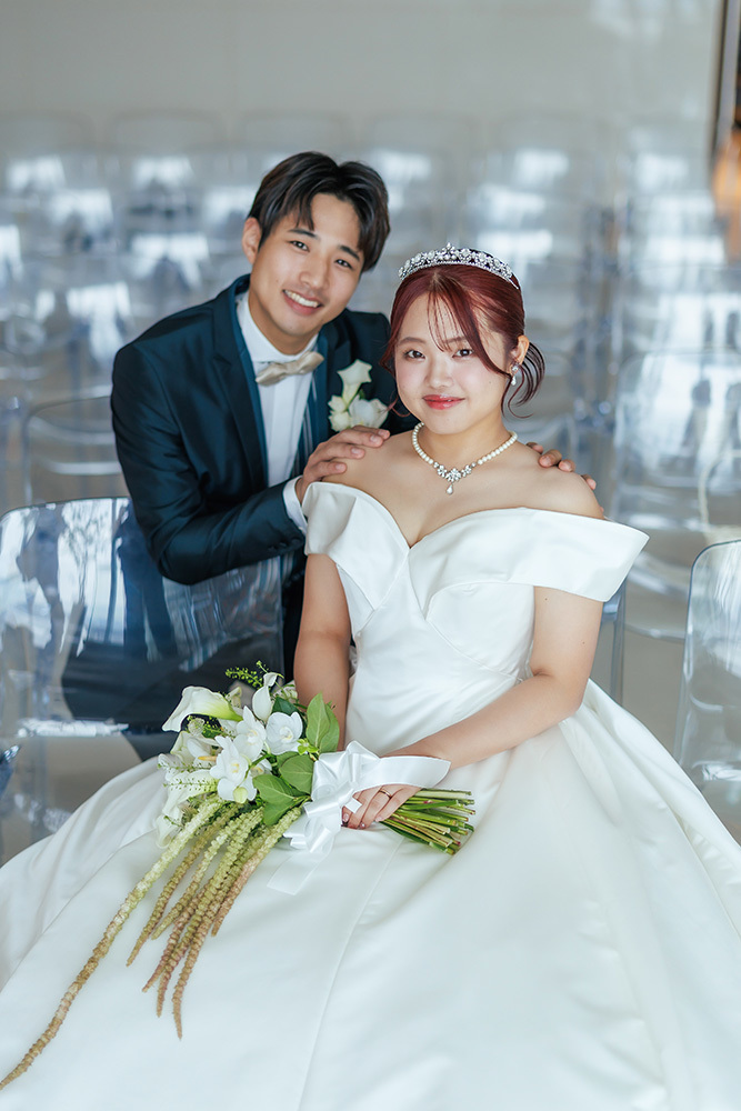 静岡フォトウエディングのフィーノスタイルで撮影したチャペルの新郎新婦のおしゃれなウエディングフォト