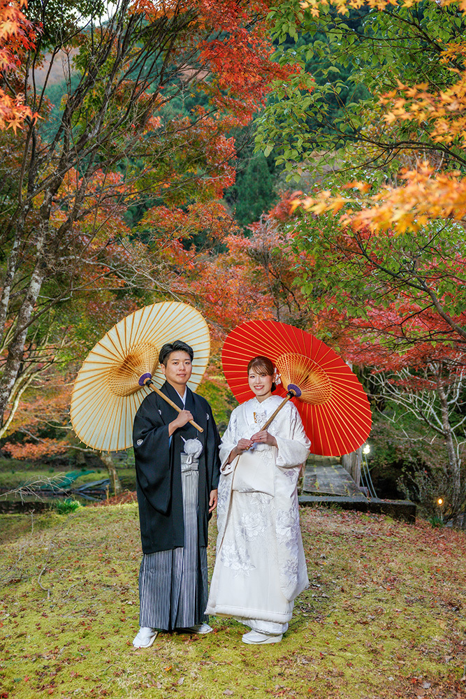 静岡フォトウエディングのフィーノスタイルで撮影した紅葉風景の新郎新婦の記念写真撮影