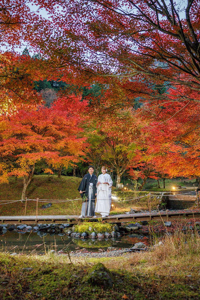 静岡フォトウエディングのフィーノスタイルで撮影した紅葉風景の新郎新婦の記念写真撮影