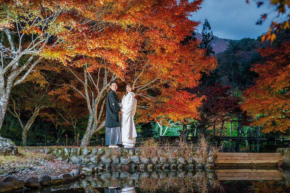 静岡フォトウエディングのフィーノスタイルで撮影した紅葉風景の新郎新婦の記念写真撮影