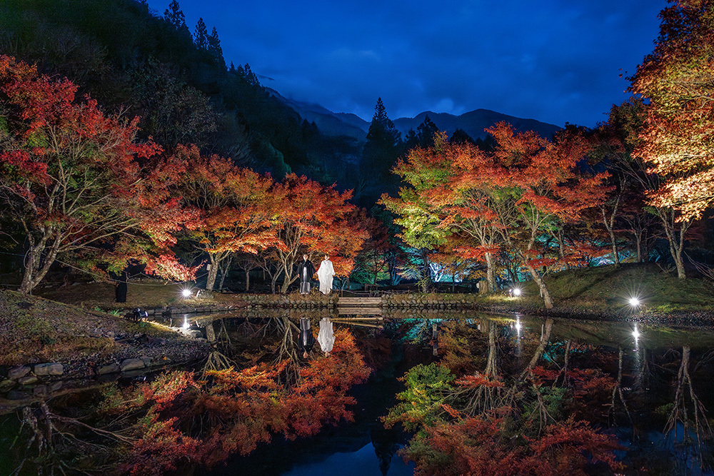 静岡フォトウエディングのフィーノスタイルで撮影した紅葉風景の新郎新婦の記念写真撮影