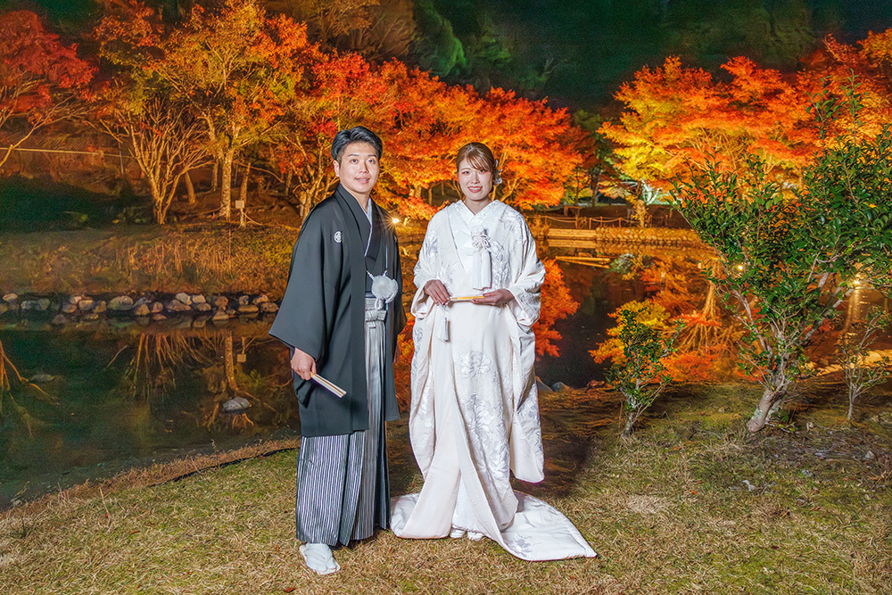 静岡フォトウエディングのフィーノスタイルで撮影した紅葉風景の新郎新婦の記念写真撮影