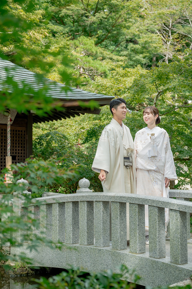 静岡フォトウエディングのフィーノスタイルで撮影した、法多山のフォトウエディングの新郎新婦