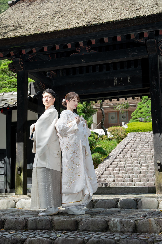 静岡フォトウエディングのフィーノスタイルで撮影した、法多山のフォトウエディングの新郎新婦