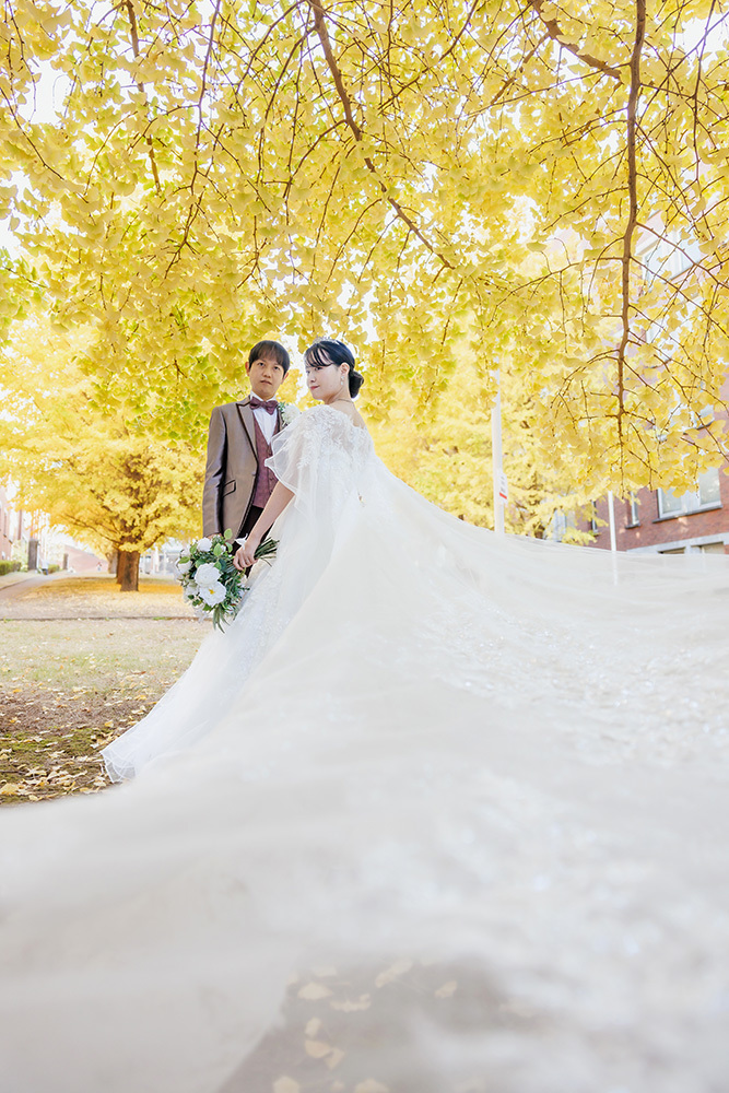 静岡フォトウエディングのフィーノスタイルで撮影した紅葉風景の新郎新婦の記念写真撮影