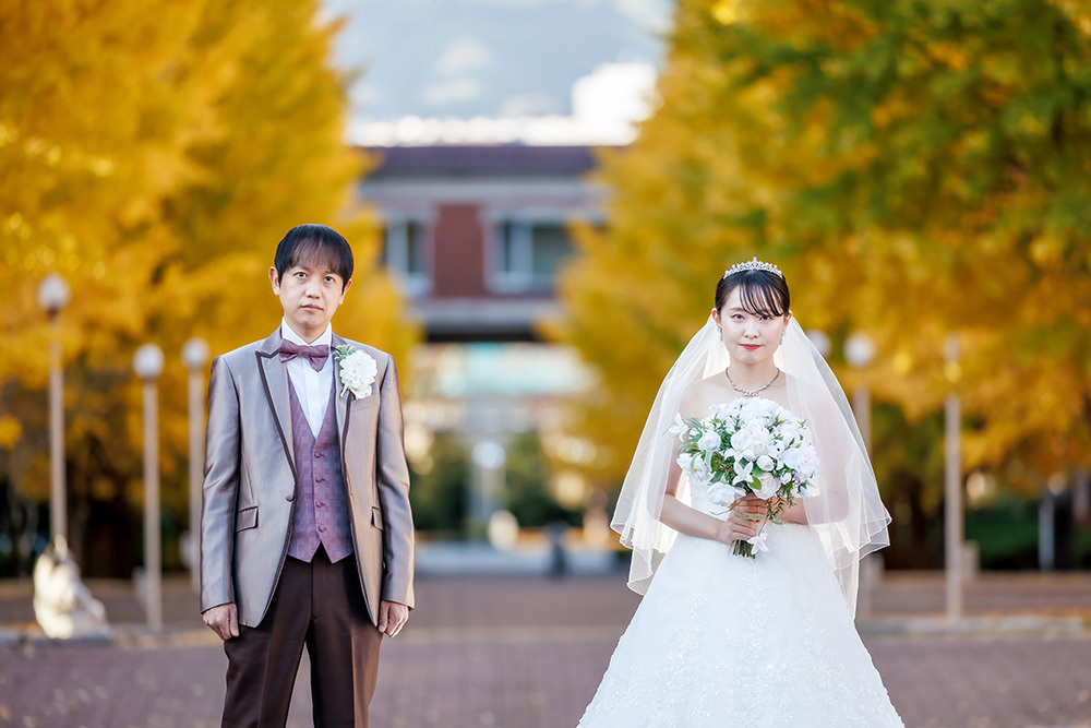 静岡フォトウエディングのフィーノスタイルで撮影した紅葉風景の新郎新婦の記念写真撮影