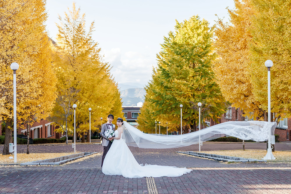 静岡フォトウエディングのフィーノスタイルで撮影した紅葉風景の新郎新婦の記念写真撮影