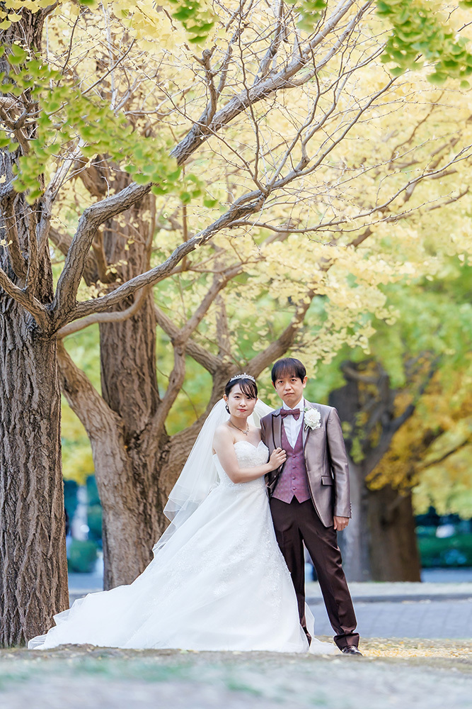 静岡フォトウエディングのフィーノスタイルで撮影した紅葉風景の新郎新婦の記念写真撮影