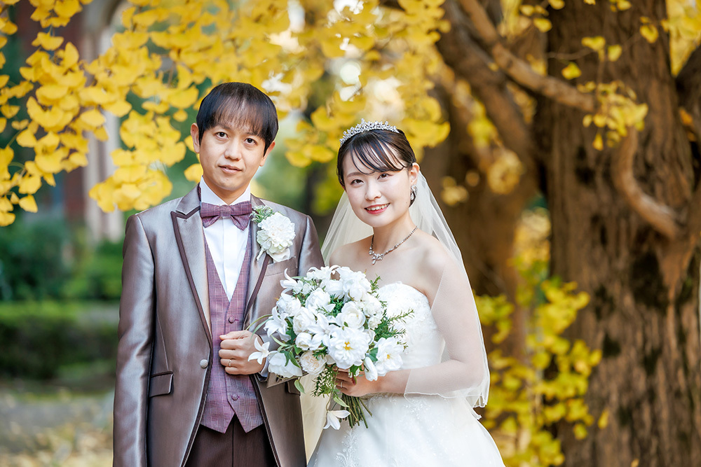 静岡フォトウエディングのフィーノスタイルで撮影した紅葉風景の新郎新婦の記念写真撮影