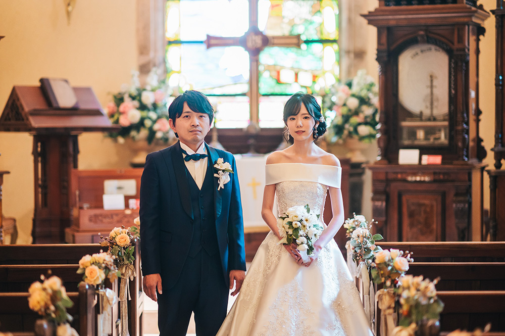 静岡フォトウエディングのフィーノスタイルで撮影したチャペルの新郎新婦のおしゃれなウエディングフォト
