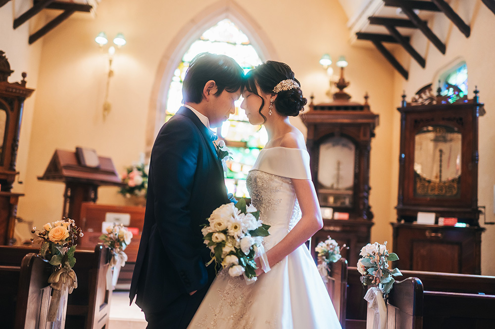 静岡フォトウエディングのフィーノスタイルで撮影したチャペルの新郎新婦のおしゃれなウエディングフォト