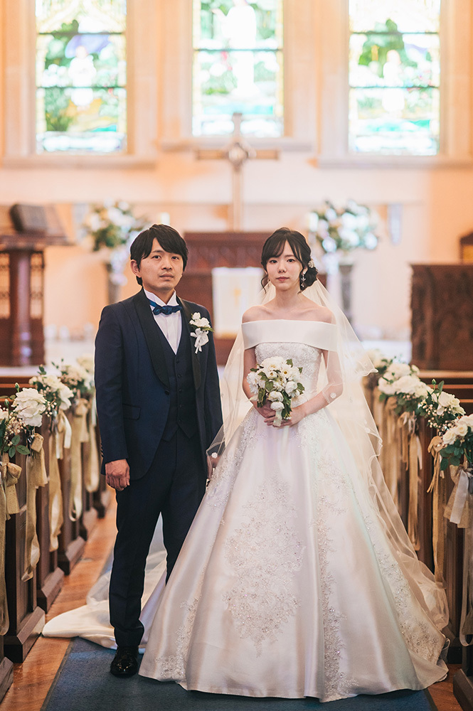 静岡フォトウエディングのフィーノスタイルで撮影したチャペルの新郎新婦のおしゃれなウエディングフォト