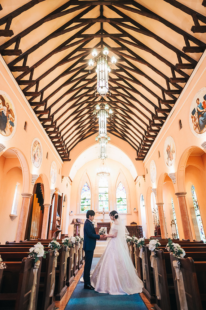 静岡フォトウエディングのフィーノスタイルで撮影したチャペルの新郎新婦のおしゃれなウエディングフォト