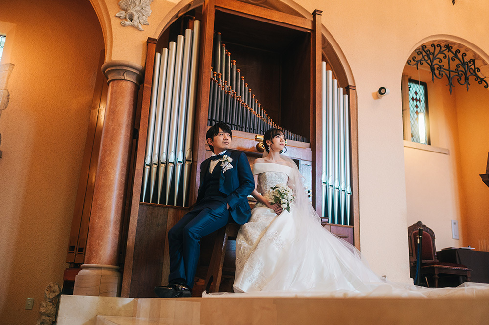 静岡フォトウエディングのフィーノスタイルで撮影したチャペルの新郎新婦のおしゃれなウエディングフォト