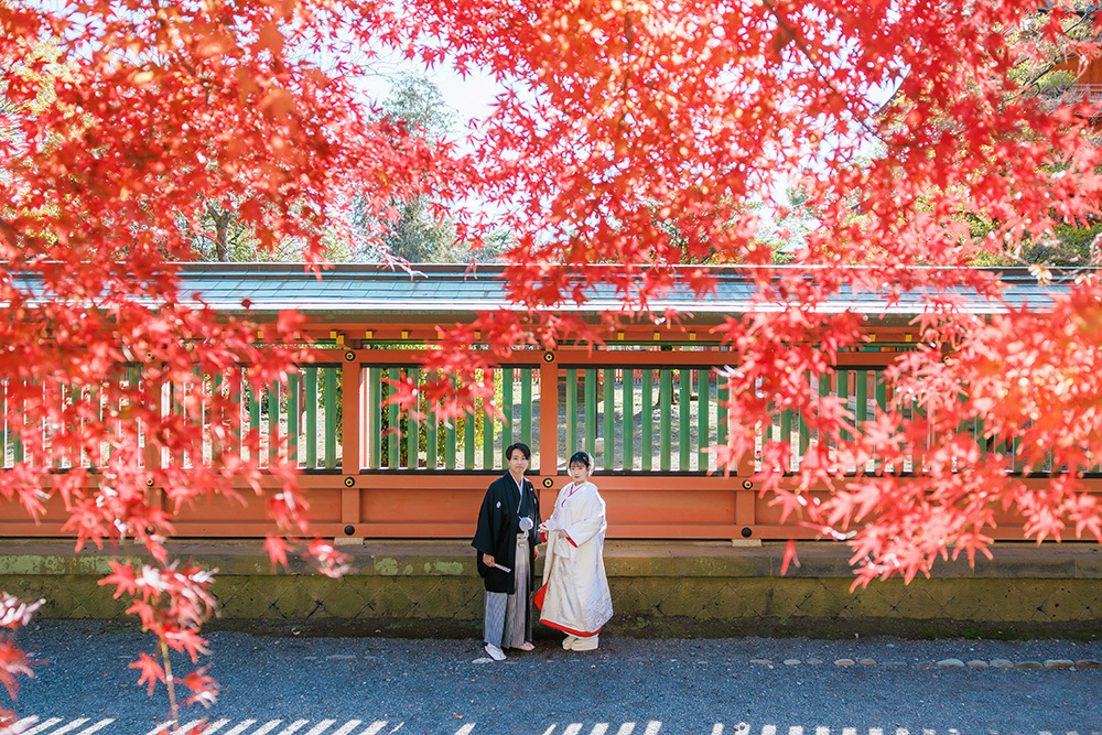 静岡フォトウエディングのフィーノスタイルで撮影した紅葉風景の新郎新婦の記念写真撮影