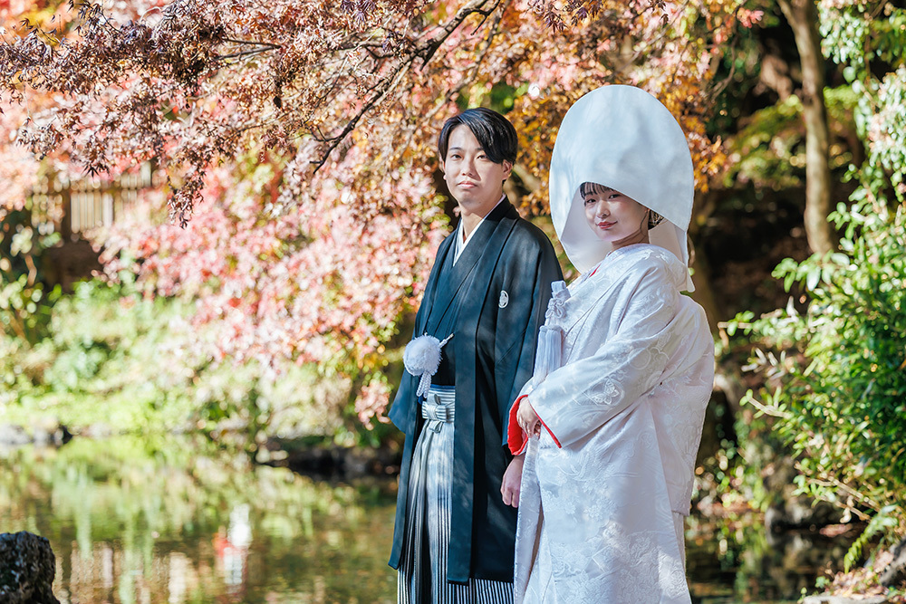 静岡フォトウエディングのフィーノスタイルで撮影した紅葉風景の新郎新婦の記念写真撮影