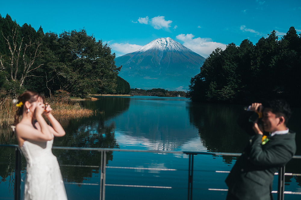 静岡フォトウエディングのフィーノスタイルで撮影したの田貫湖の新郎新婦
